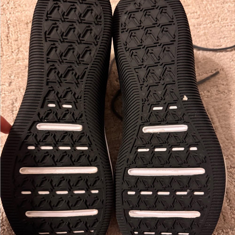 Nike Men’s Gray and Black Athletic Sneakers - Picture 3 of 3